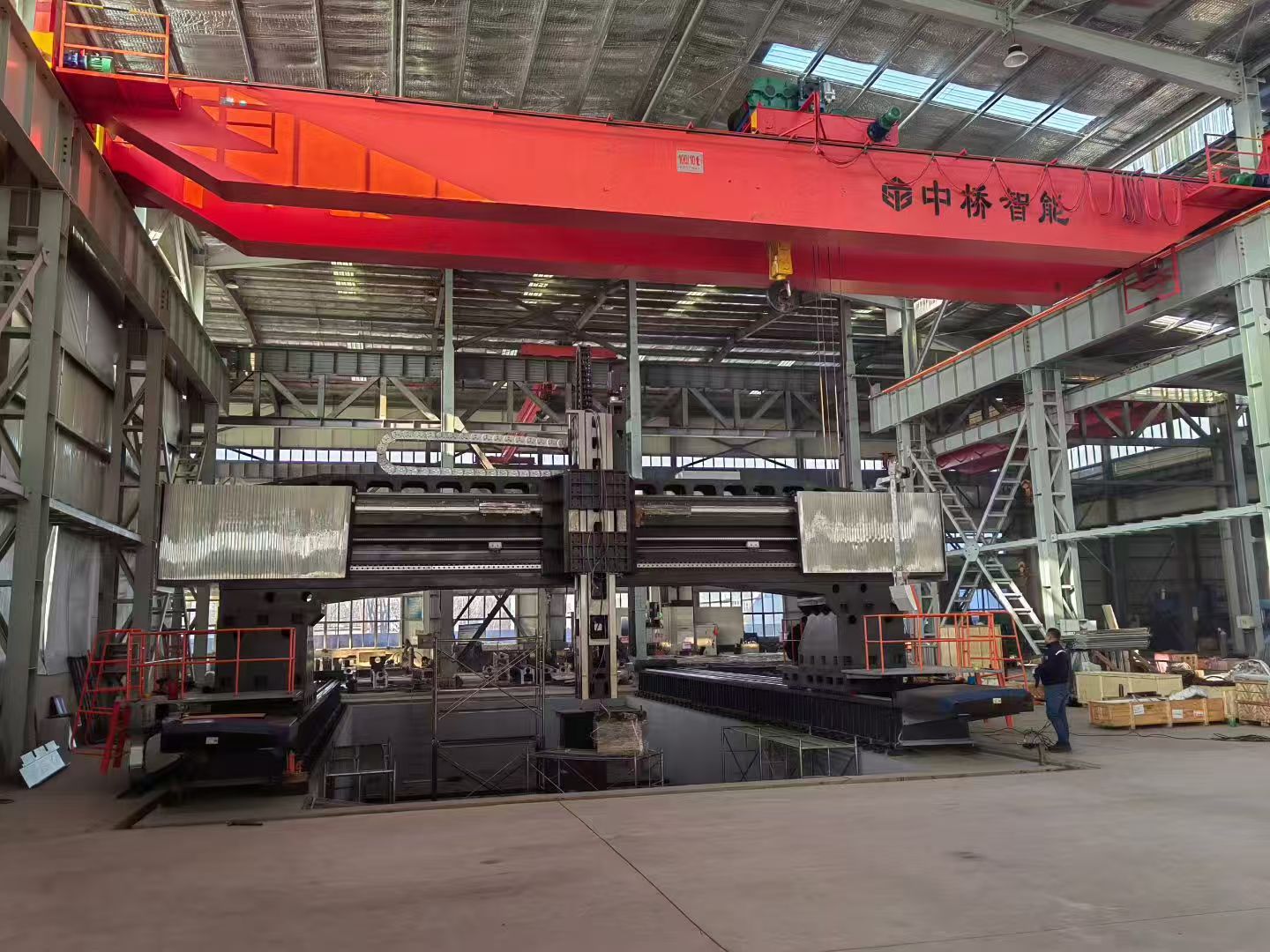 Veja como um enorme centro de usinagem CNC é montado com sucesso.