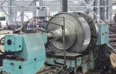 Como resolver os desafios da usinagem de componentes grandes e personalizados? Os tornos horizontais reforçados da Tangshan Yuexin Machinery permitem a usinagem de precisão de peças grandes.